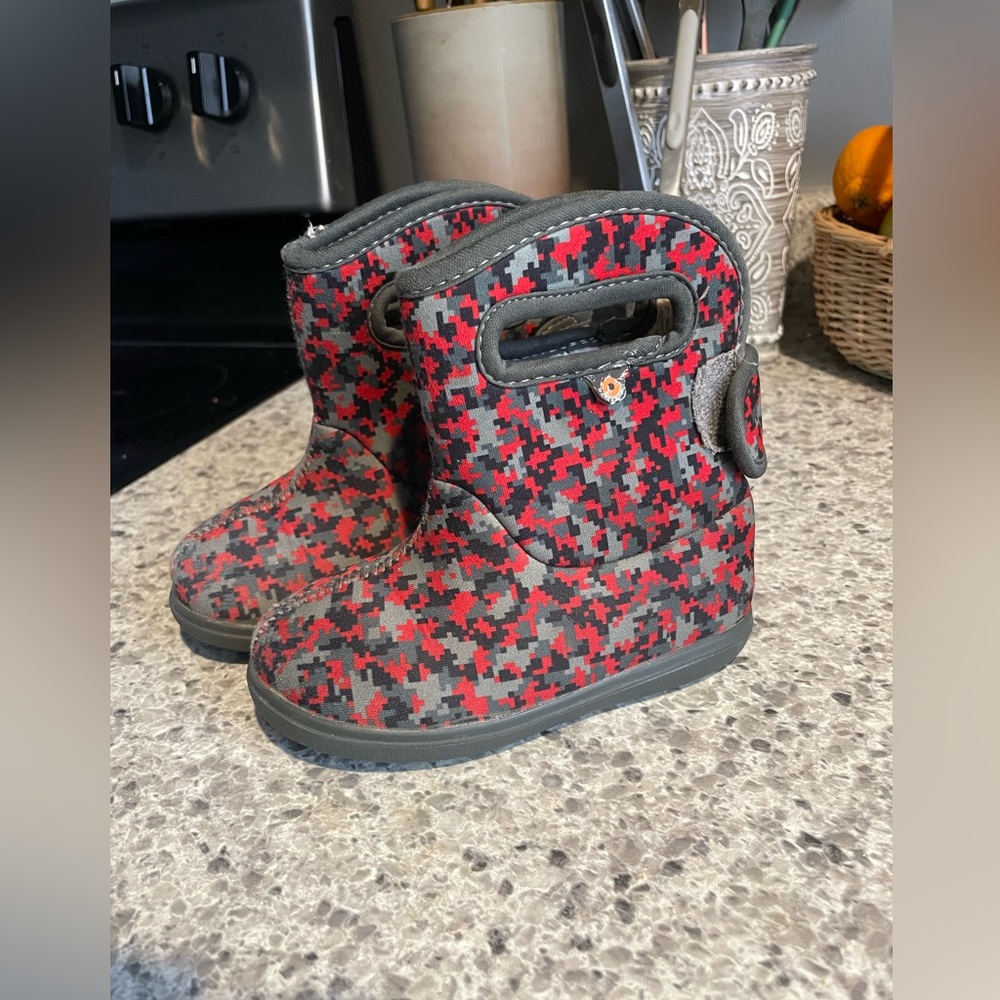 Toddler Bogs size 8